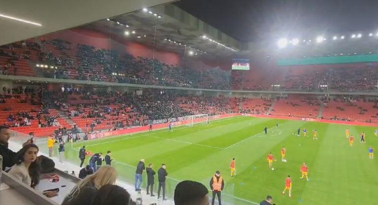 VIDEO/ “Mora Fjalë” rikthehet të këndohet në ”Arenën Kombëtare”