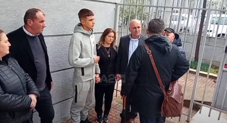 Seanca për vr*sjen e 14 vjeçarit, Luisi i shtrëngon dorën mamasë së Martinit