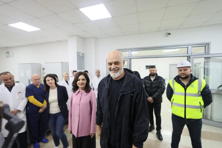 Rama takime me strukturat në Kavajë, prezanton Spiropalin si deputeten e re të zonës