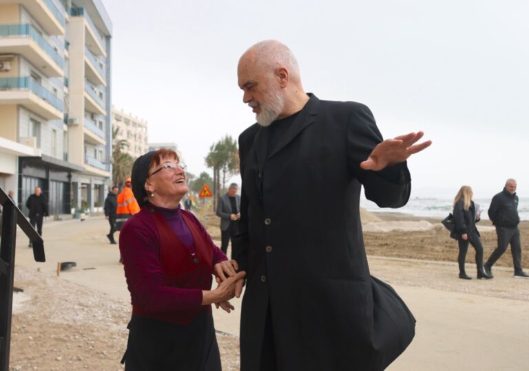 FOTO/ Shëtitorja e re e plazhit të vjetër, Rama: Do të marrim 100 metra det