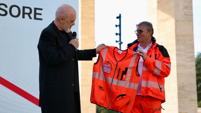Rama merr dhuratë uniformën e Urgjencës: 3.5 milionë thirrjesh të trajtuara dhe mbi 800 mijë misioneve të realizuara