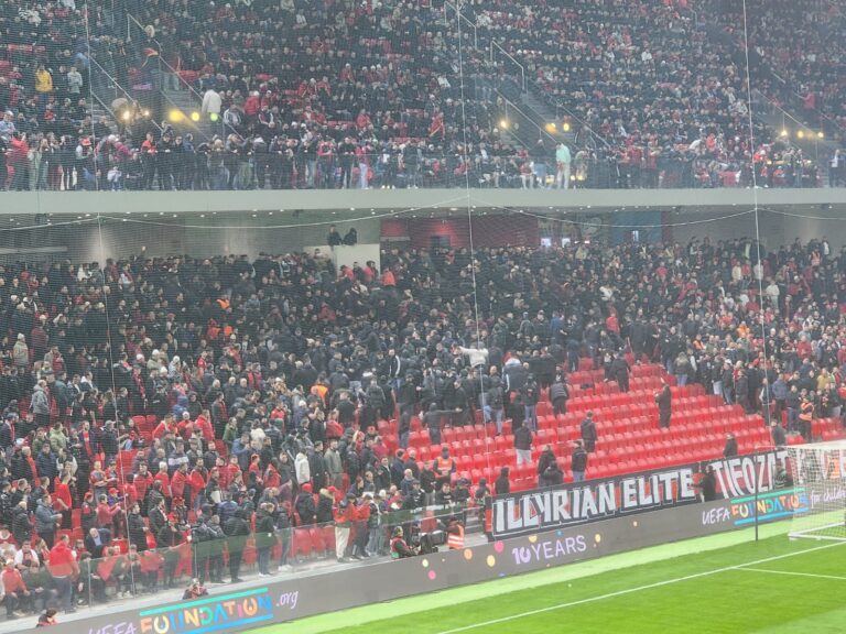VIDEO/ Luhet sfida me Andorrën, por tifozët kuqezi braktisin stadiumin për disa minuta