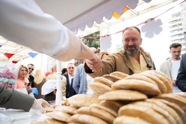 Ministri Mazniku: Dita e Verës në Elbasan, si gjithmonë, një festë fantastike, plot argëtim dhe magjike!