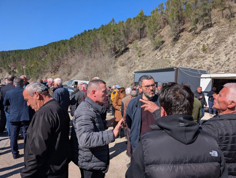 Arlind Qori: Pse asnjë politikan i opozitës nuk denoncon kompaninë “Gjoka Konstruksion” për fabrikën e asfaltit në Zall Dajt?