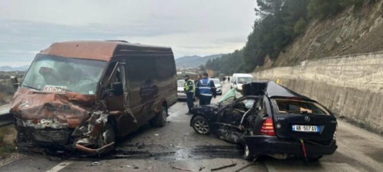 Aksident i rëndë në aksin kombëtar Peqin-Elbasan, benzi përplaset me furgonin e pasagjerëve, disa të plagosur