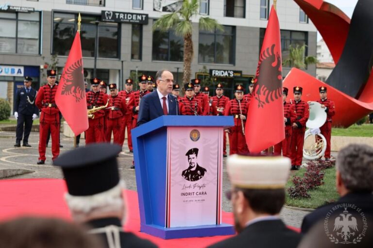 Monumeti i Indrit Carës në Kavajë, presidenti Begaj: Simbol i guximit, një frymë e pastër atdhedashurie