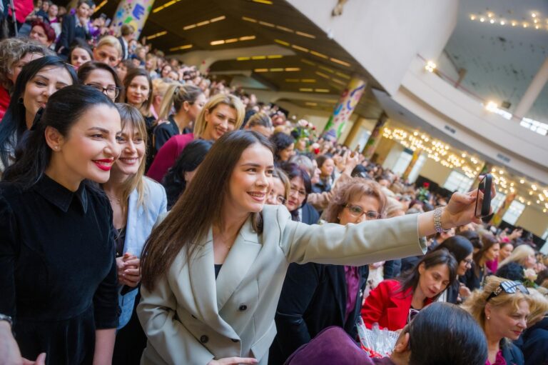 Belinda Balluku në Ditën e 8 Marsit, në Tiranë dhe në Fier