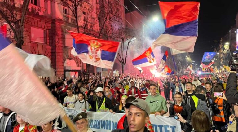 Beogradi nën ethet e protestës, pezullohet qarkullimi i makinave! Qytetarët mbushin sheshet e kryeqytetit