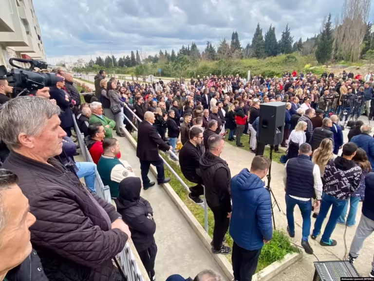 “Ulqini nuk është në shitje”, qindra banorë, përfaqësues të autoriteteve lokale dhe biznesmenë, në protestë