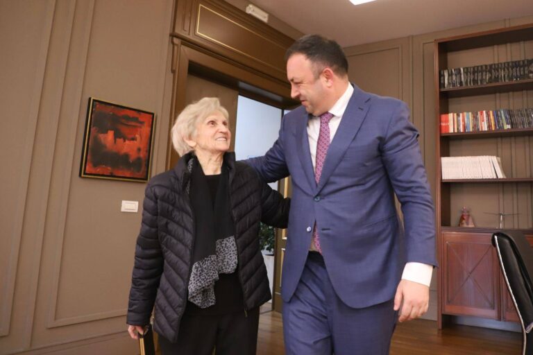 Ministri Hoxha me mësuesen e tij të klasës së parë!