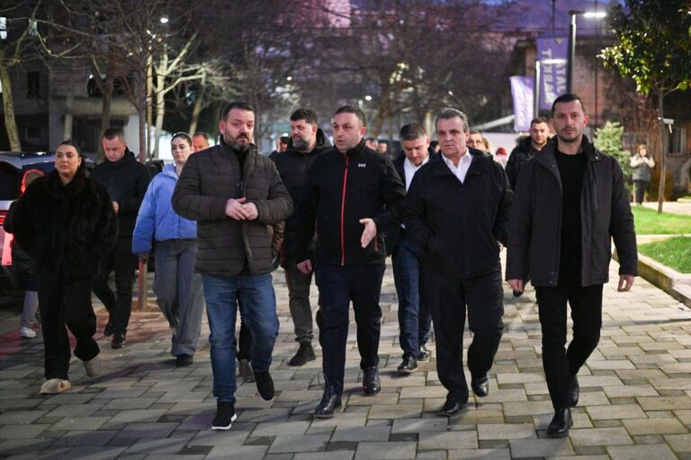 Ervin Hoxha mes qytetarëve, rrugë me rrugë dhe në bashkëbisedim njerëzor