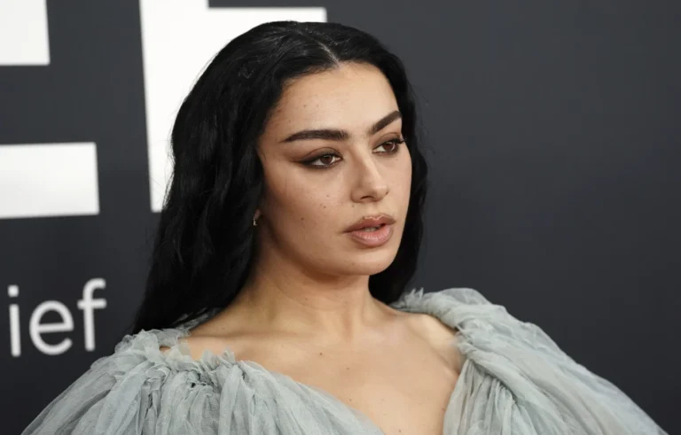 Charlie XCX triumfon me pesë çmime në BRIT Awards
