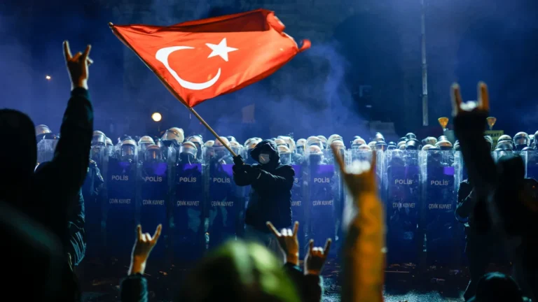 CNN: Kryebashkiaku i Stambollit dëshmon në gjykatë ndërsa protestuesit në të gjithë Turqinë kundërshtojnë ndalimin e tubimeve