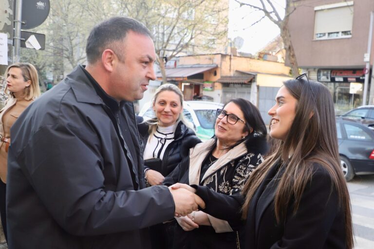 Ervin Hoxha, popullor dhe bashkëbisedues në takimet e tij te Njësia nr.1 në Tiranë