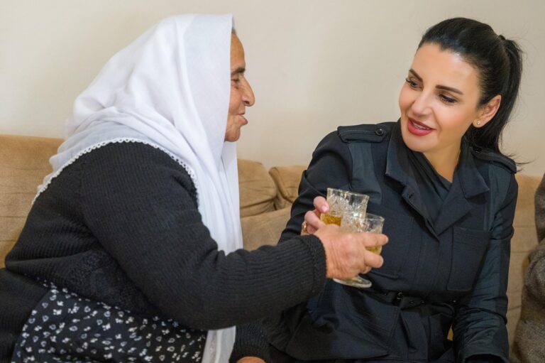 Belinda Balluku në Dushk te familja e Myslim Tabakut