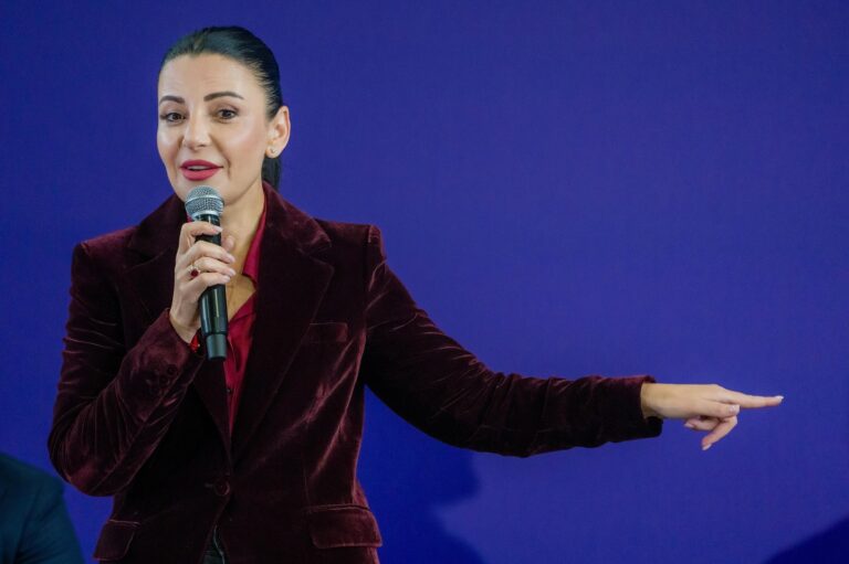 Belinda Balluku prezanton në Lushnjë kandidatët për deputetë