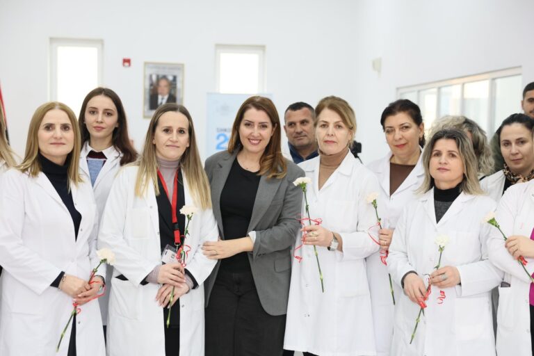 Ministrja e Arsimit uron mësuesit: Mirënjohje për përkushtimin ndaj fëmijëve tanë!
