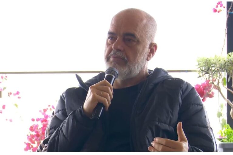 Rama: Tani pres shezlong në ujë 1 mijë euro në Ksamil! Po ç’është ky muhabet?!