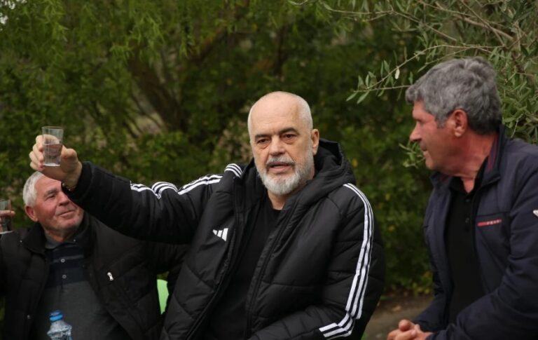 Kryeministri, batuta me banorët në Vlorë: Kam ndërruar parti për ty…