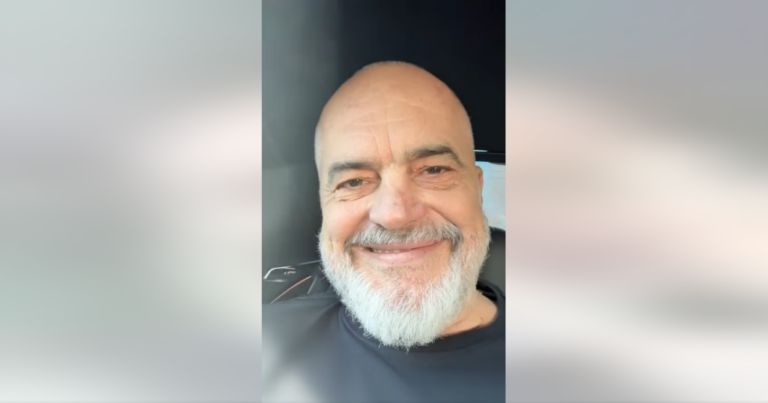 VIDEO/ Rama nuk kursen ironitë ndaj Bashës: 100 zogj pulash kundër 1 luani