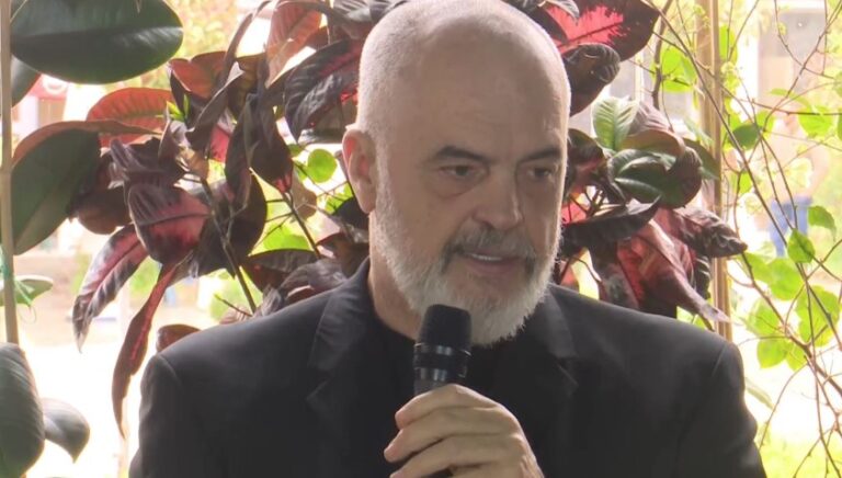 Rama e Balluku me mësuesit në Lushnjë: Mësuesia nuk është më e pasigurtë