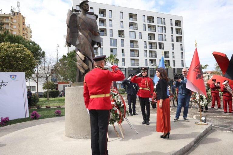 Spiropali në përkujtimoren e 26-vjetorit të rënies dhe përurimin e shtatores së dëshmorit të kombit, Indrit Cara