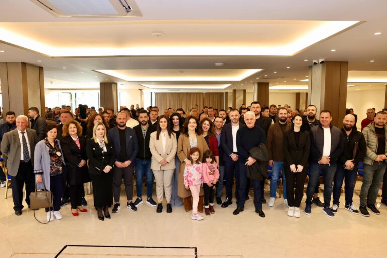 Spiropali prezanton kandidatët në Kavajë, Rrogozhinë dhe Kamëz: Ekip fantastik!