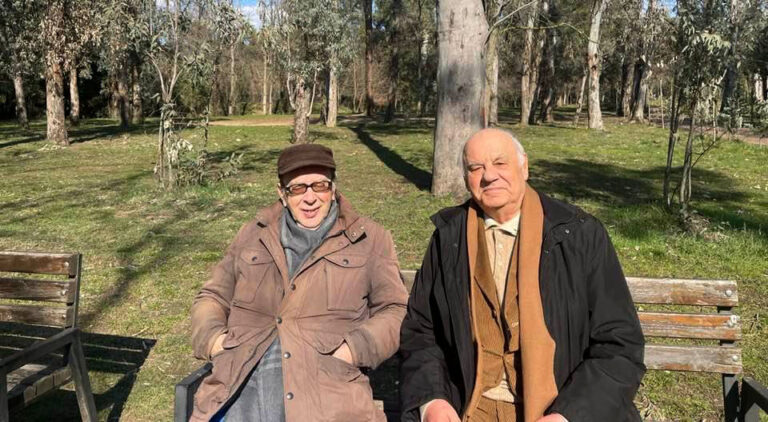Botuesi i “Onufri”, Bujar Hudhri, sjell në kujtesë kohën “Kur sunduesit nuk grinden”!” në një foto të Kadaresë me Moisiun