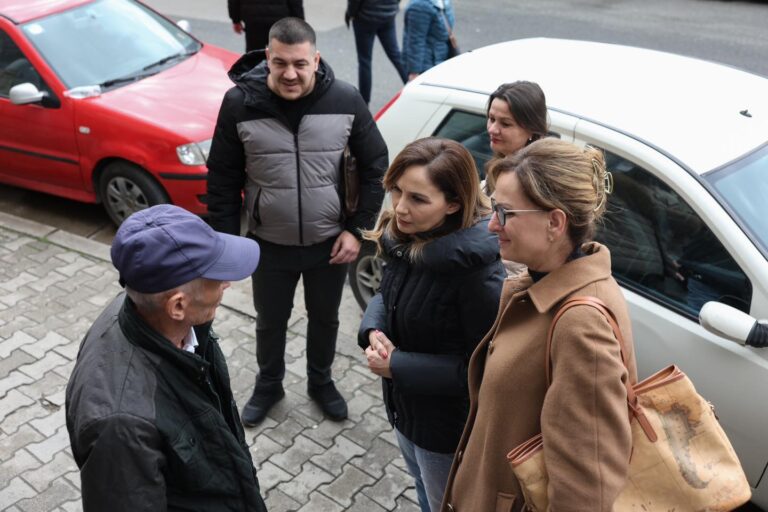 Jorida Tabaku u kërkon votën qytetarëve pranë Shkollës së Baletit në Tiranë