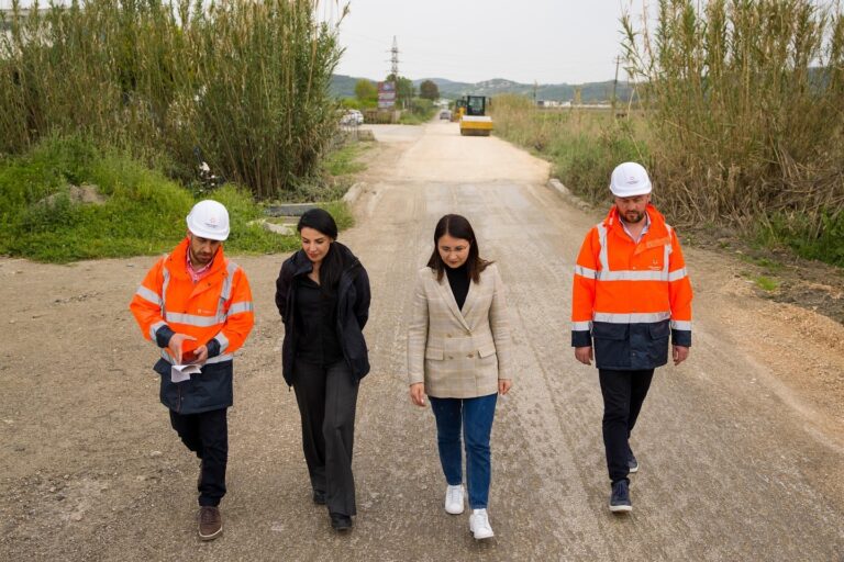 Balluku inspekton punimet për rehabilitimin e rrugës së Plugut në Lushnje: I shërben fermerëve dhe urbanizimit të zonës