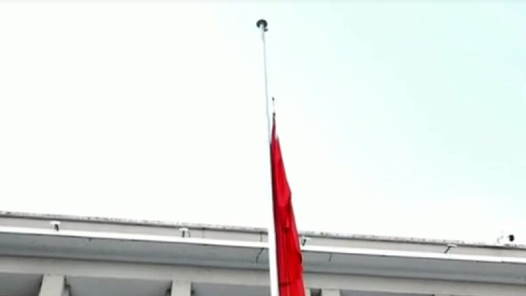 Flamujt në gjysmështizë në nder të Papa Françeskut/ Rama anulon sot takimet e fushatës, Berisha i vijon me një minutë heshtje