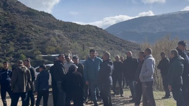 Banorët protestë për rrugën: U shkatërrua nga kamionët e HEC-eve