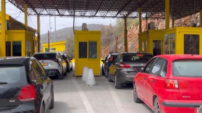Emigrantët kthehen për Pashkë, por s’ka radhë në dogana