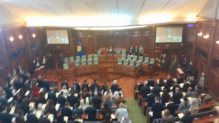 Albulena Haxhiu dështon dy herë të votohet si kryeparlamentare, Kuvendi i Kosovës mbetet në ngërç