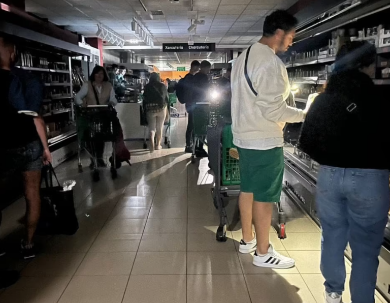 Paniku nga mungesa e energjisë elektrike. Raftet e boshatisura në dyqane, radhë në bankomate