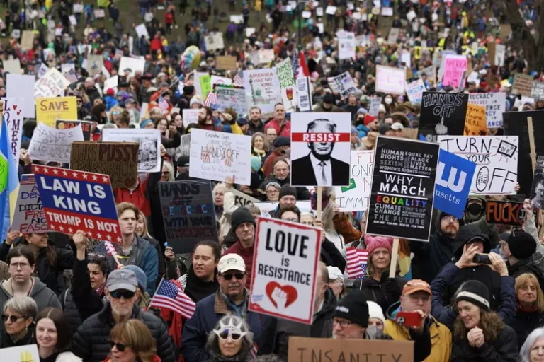 Mbi 1 200 protesta antiTrump dhe antiMusk në SHBA dhe mbarë botën