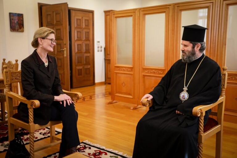 E deleguara e SHBA takon Kryepeshkopin Joan Pelushi! Diskutohet mbi rëndësinë e harmonisë ndërfetare në Shqipëri
