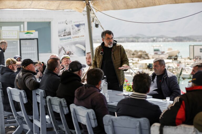 Bledi Çuçi takohet me peshkatarë artizanalë në Orikum