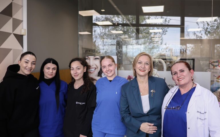 Denaj me stafin e klinikës ”Smart Dent”: Ka punësuar 22 persona, mes tyre qytetarë të kthyer nga emigrimi