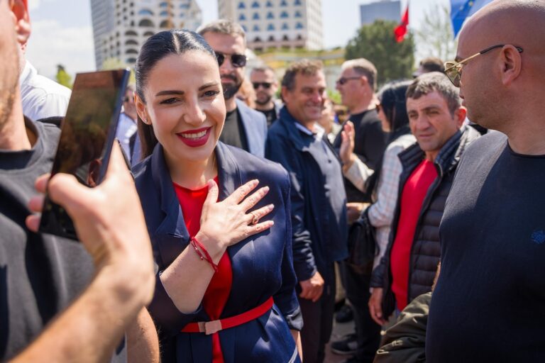 Belinda Balluku takim me qytetarët për sfidën e 11 majit: Rrethuar me dashuri!
