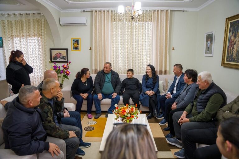 Belinda Balluku vizitë te familja e Baki Kocaqit. Takon edhe vajzat e gratë në Cerven