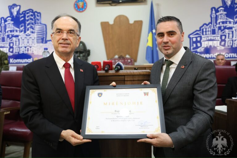 FOTO/ Bajram Begaj shpallet ”Qytetar Nderi” i Gjilanit, Presidenti: Ky titull u përket gjithë shqiptarëve