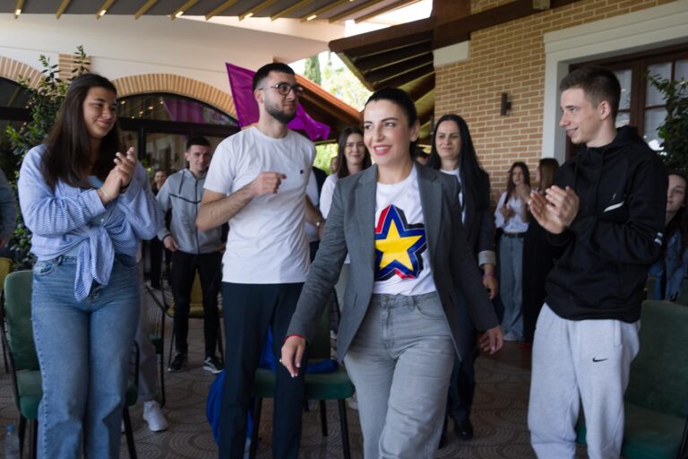 Balluku me të rinjtë në Ardenicë: PS ofron mundësi dhe hapësira që zëri i tyre të dëgjohet edhe më fort