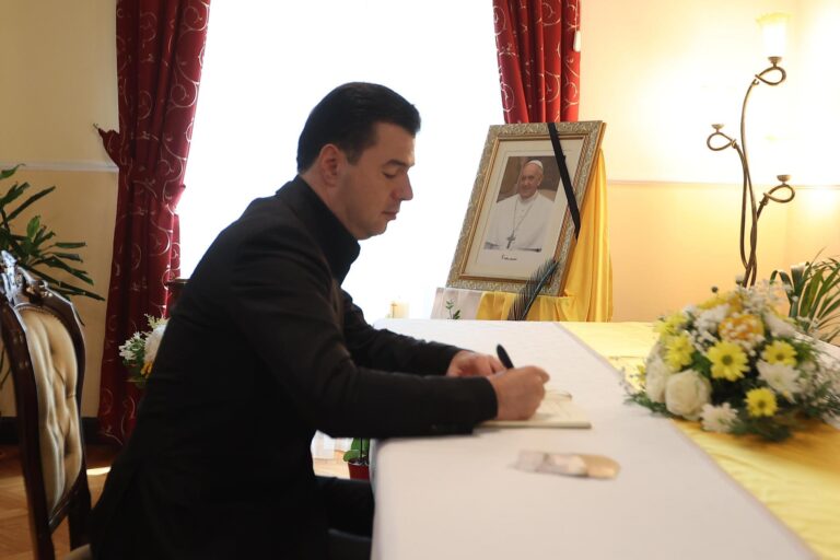 Basha në homazhet për Papën: Drita e tij do të mbetet përgjithmonë