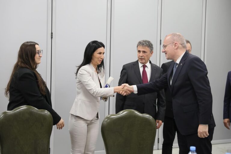 Ministri Igli Hasani pret në takim një delegacion nga Kosova, vlerësohet bashkëpunimi dhe koordinimi