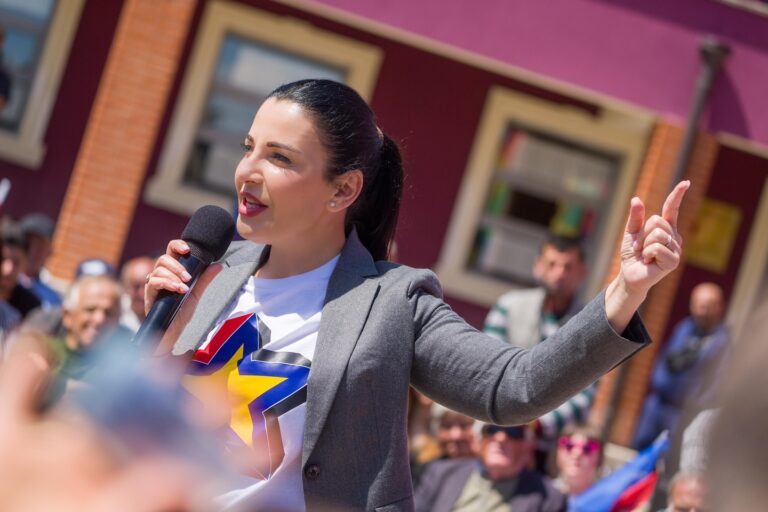 Balluku për takimin me banorët e Kolonjës: Me Ramën dhe PS, ecim përpara në rrugën drejt familjes së BE