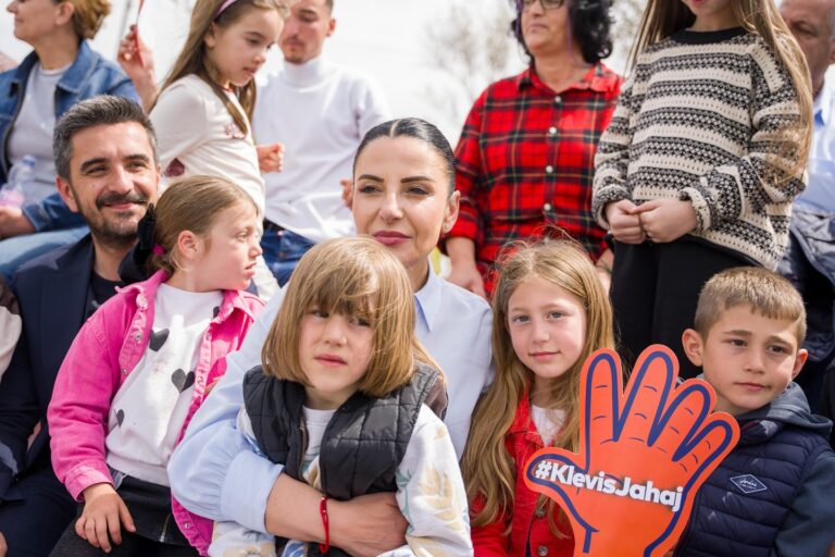 Belinda Balluku me të rinjtë e Mallakastrës, motori i fushatës elektorale të Partisë Socialiste