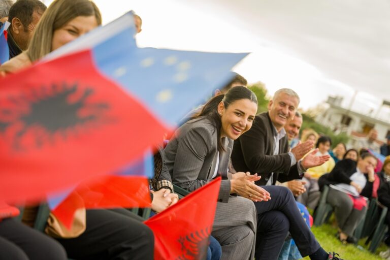 Balluku: Rrethuar me dashuri nga njerëzit në fushën e Myzeqesë, Shqipëria 2030 i takon shqiptarëve dhe jo kënetës