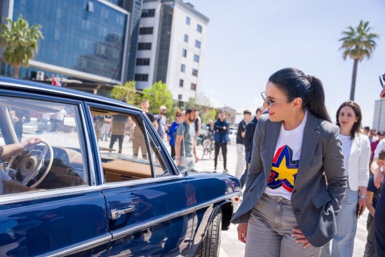 Ekspozitë e 50 automjeteve Retro, Belinda Balluku poston fotot nga Fieri