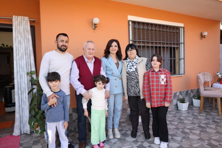 Elisa Spiropali viziton familjen Subashi në Marikaj: Rindërtimi ka sjellë jetë të re në komunitet